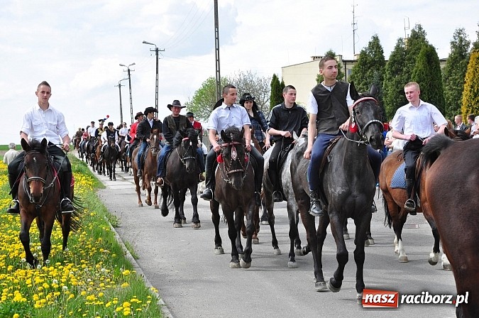 Zdjęcie w galerii na portalu naszraciborz.pl: Rekordowa procesja w Raciborzu-Sudole. Premier Jerzy Buzek na czele wiadomości z regionu