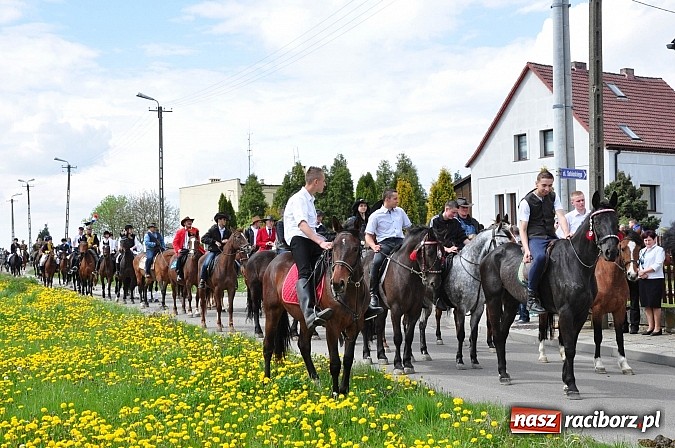 Zdjęcie w galerii na portalu naszraciborz.pl: Rekordowa procesja w Raciborzu-Sudole. Premier Jerzy Buzek na czele wiadomości z regionu