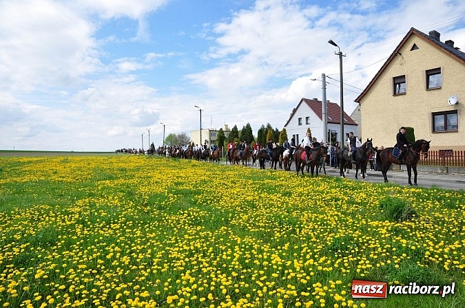 Zdjęcie w galerii na portalu naszraciborz.pl: Rekordowa procesja w Raciborzu-Sudole. Premier Jerzy Buzek na czele wiadomości z regionu