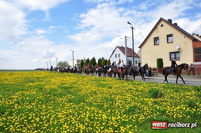 Zdjęcie w galerii na portalu naszraciborz.pl: Rekordowa procesja w Raciborzu-Sudole. Premier Jerzy Buzek na czele wiadomości z regionu