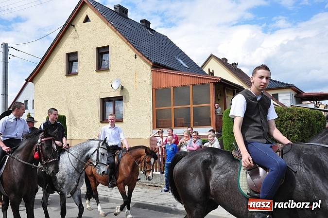 Zdjęcie w galerii na portalu naszraciborz.pl: Rekordowa procesja w Raciborzu-Sudole. Premier Jerzy Buzek na czele wiadomości z regionu