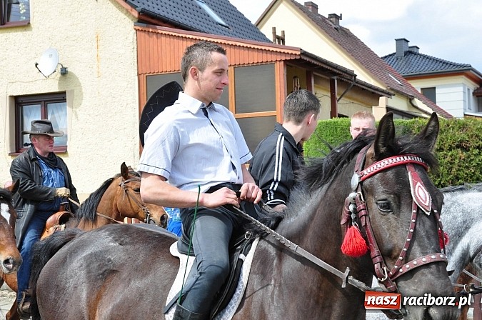 Zdjęcie w galerii na portalu naszraciborz.pl: Rekordowa procesja w Raciborzu-Sudole. Premier Jerzy Buzek na czele wiadomości z regionu