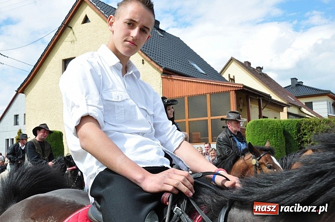 Zdjęcie w galerii na portalu naszraciborz.pl: Rekordowa procesja w Raciborzu-Sudole. Premier Jerzy Buzek na czele wiadomości z regionu