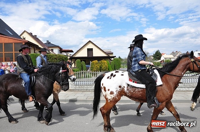 Zdjęcie w galerii na portalu naszraciborz.pl: Rekordowa procesja w Raciborzu-Sudole. Premier Jerzy Buzek na czele wiadomości z regionu