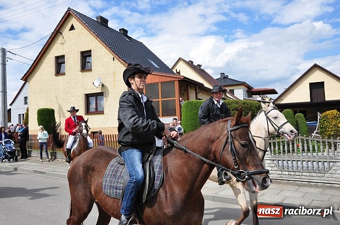 Zdjęcie w galerii na portalu naszraciborz.pl: Rekordowa procesja w Raciborzu-Sudole. Premier Jerzy Buzek na czele wiadomości z regionu