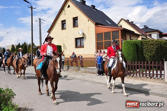 Zdjęcie w galerii na portalu naszraciborz.pl: Rekordowa procesja w Raciborzu-Sudole. Premier Jerzy Buzek na czele wiadomości z regionu