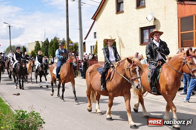 Zdjęcie w galerii na portalu naszraciborz.pl: Rekordowa procesja w Raciborzu-Sudole. Premier Jerzy Buzek na czele wiadomości z regionu
