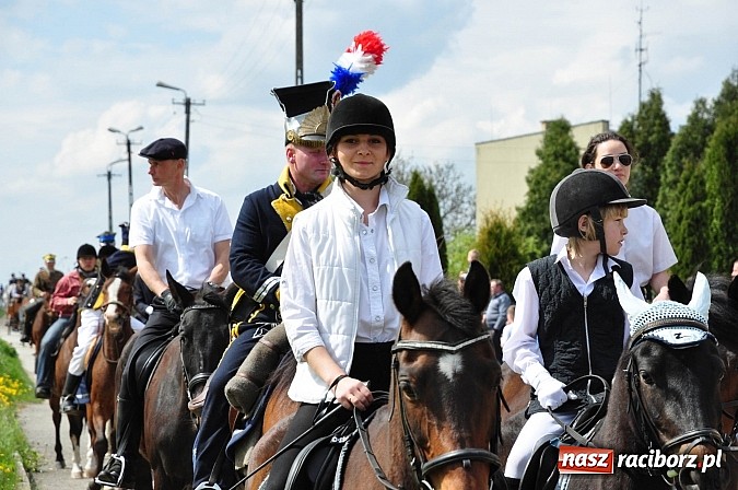 Zdjęcie w galerii na portalu naszraciborz.pl: Rekordowa procesja w Raciborzu-Sudole. Premier Jerzy Buzek na czele wiadomości z regionu
