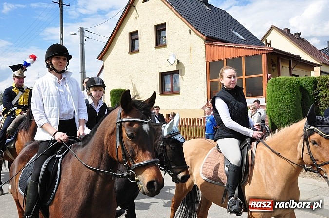 Zdjęcie w galerii na portalu naszraciborz.pl: Rekordowa procesja w Raciborzu-Sudole. Premier Jerzy Buzek na czele wiadomości z regionu