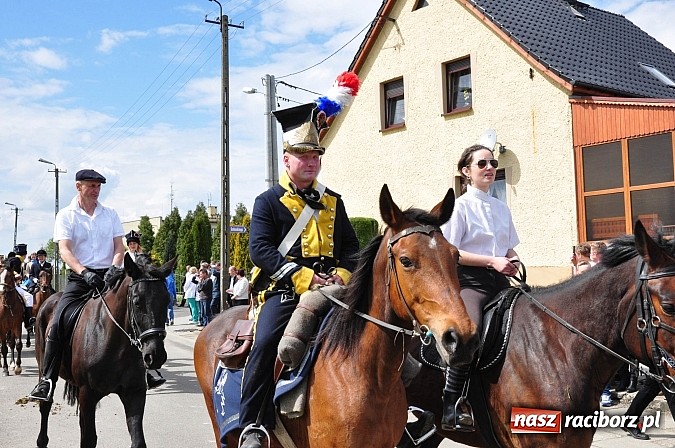 Zdjęcie w galerii na portalu naszraciborz.pl: Rekordowa procesja w Raciborzu-Sudole. Premier Jerzy Buzek na czele wiadomości z regionu