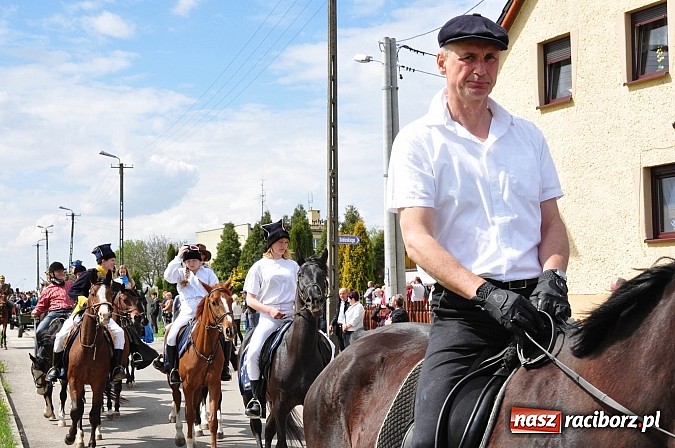 Zdjęcie w galerii na portalu naszraciborz.pl: Rekordowa procesja w Raciborzu-Sudole. Premier Jerzy Buzek na czele wiadomości z regionu