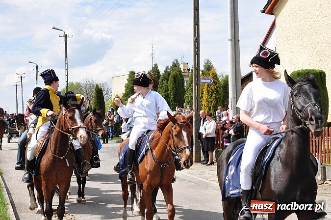 Zdjęcie w galerii na portalu naszraciborz.pl: Rekordowa procesja w Raciborzu-Sudole. Premier Jerzy Buzek na czele wiadomości z regionu