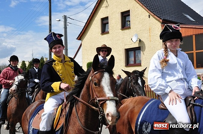 Zdjęcie w galerii na portalu naszraciborz.pl: Rekordowa procesja w Raciborzu-Sudole. Premier Jerzy Buzek na czele wiadomości z regionu