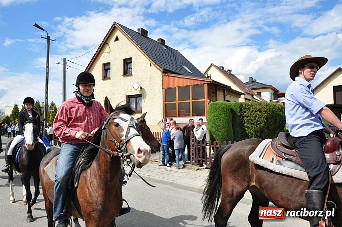 Zdjęcie w galerii na portalu naszraciborz.pl: Rekordowa procesja w Raciborzu-Sudole. Premier Jerzy Buzek na czele wiadomości z regionu