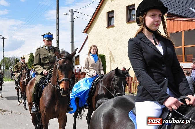 Zdjęcie w galerii na portalu naszraciborz.pl: Rekordowa procesja w Raciborzu-Sudole. Premier Jerzy Buzek na czele wiadomości z regionu