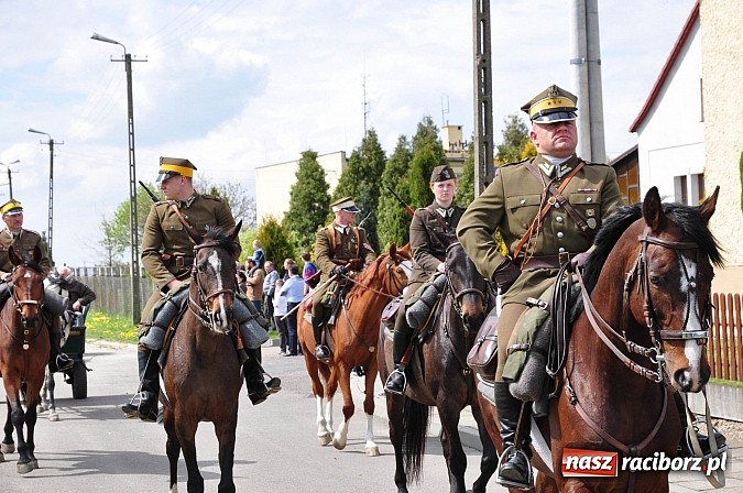 Zdjęcie w galerii na portalu naszraciborz.pl: Rekordowa procesja w Raciborzu-Sudole. Premier Jerzy Buzek na czele wiadomości z regionu