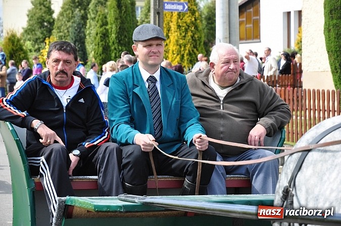 Zdjęcie w galerii na portalu naszraciborz.pl: Rekordowa procesja w Raciborzu-Sudole. Premier Jerzy Buzek na czele wiadomości z regionu