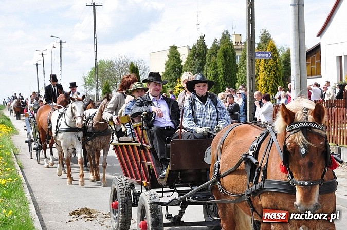 Zdjęcie w galerii na portalu naszraciborz.pl: Rekordowa procesja w Raciborzu-Sudole. Premier Jerzy Buzek na czele wiadomości z regionu