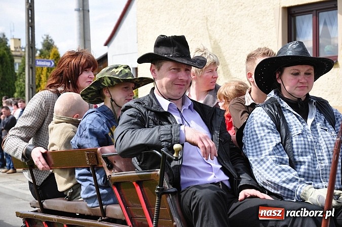 Zdjęcie w galerii na portalu naszraciborz.pl: Rekordowa procesja w Raciborzu-Sudole. Premier Jerzy Buzek na czele wiadomości z regionu
