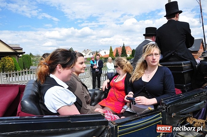 Zdjęcie w galerii na portalu naszraciborz.pl: Rekordowa procesja w Raciborzu-Sudole. Premier Jerzy Buzek na czele wiadomości z regionu