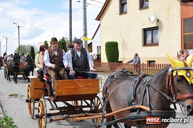 Zdjęcie w galerii na portalu naszraciborz.pl: Rekordowa procesja w Raciborzu-Sudole. Premier Jerzy Buzek na czele wiadomości z regionu