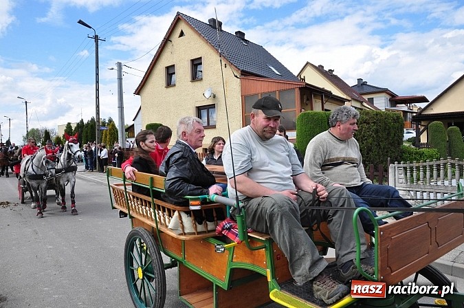 Zdjęcie w galerii na portalu naszraciborz.pl: Rekordowa procesja w Raciborzu-Sudole. Premier Jerzy Buzek na czele wiadomości z regionu