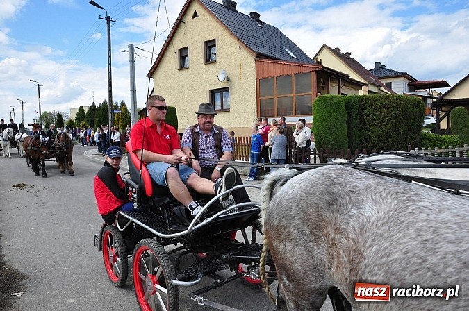 Zdjęcie w galerii na portalu naszraciborz.pl: Rekordowa procesja w Raciborzu-Sudole. Premier Jerzy Buzek na czele wiadomości z regionu