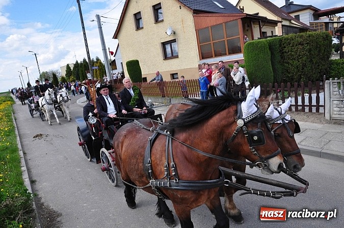 Zdjęcie w galerii na portalu naszraciborz.pl: Rekordowa procesja w Raciborzu-Sudole. Premier Jerzy Buzek na czele wiadomości z regionu