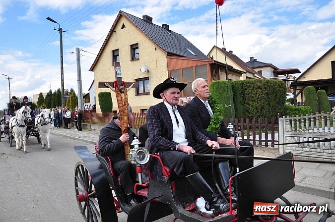 Zdjęcie w galerii na portalu naszraciborz.pl: Rekordowa procesja w Raciborzu-Sudole. Premier Jerzy Buzek na czele wiadomości z regionu