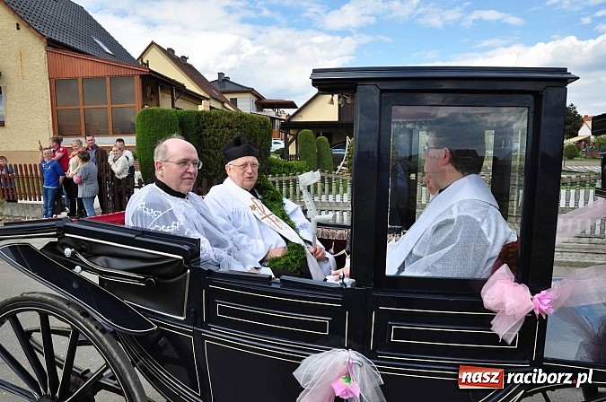 Zdjęcie w galerii na portalu naszraciborz.pl: Rekordowa procesja w Raciborzu-Sudole. Premier Jerzy Buzek na czele wiadomości z regionu