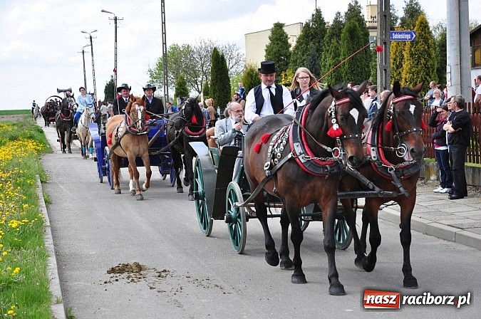 Zdjęcie w galerii na portalu naszraciborz.pl: Rekordowa procesja w Raciborzu-Sudole. Premier Jerzy Buzek na czele wiadomości z regionu