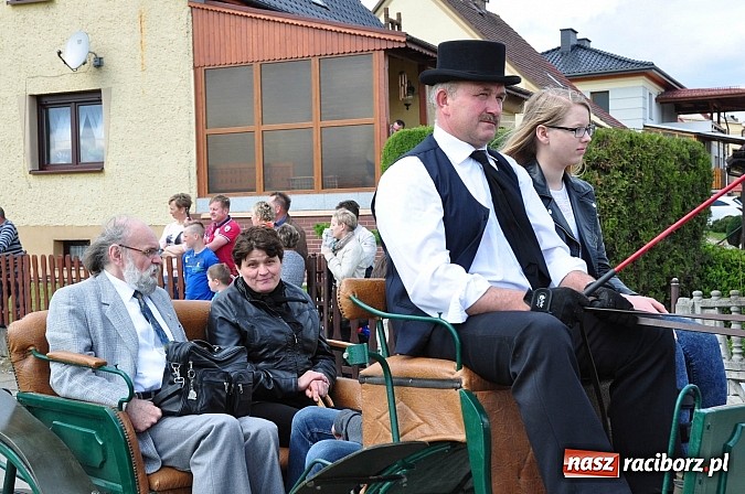 Zdjęcie w galerii na portalu naszraciborz.pl: Rekordowa procesja w Raciborzu-Sudole. Premier Jerzy Buzek na czele wiadomości z regionu