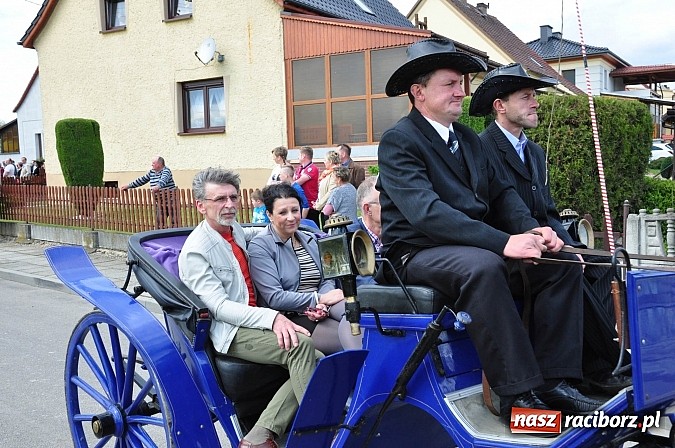 Zdjęcie w galerii na portalu naszraciborz.pl: Rekordowa procesja w Raciborzu-Sudole. Premier Jerzy Buzek na czele wiadomości z regionu