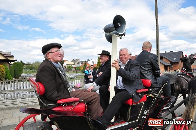 Zdjęcie w galerii na portalu naszraciborz.pl: Rekordowa procesja w Raciborzu-Sudole. Premier Jerzy Buzek na czele wiadomości z regionu