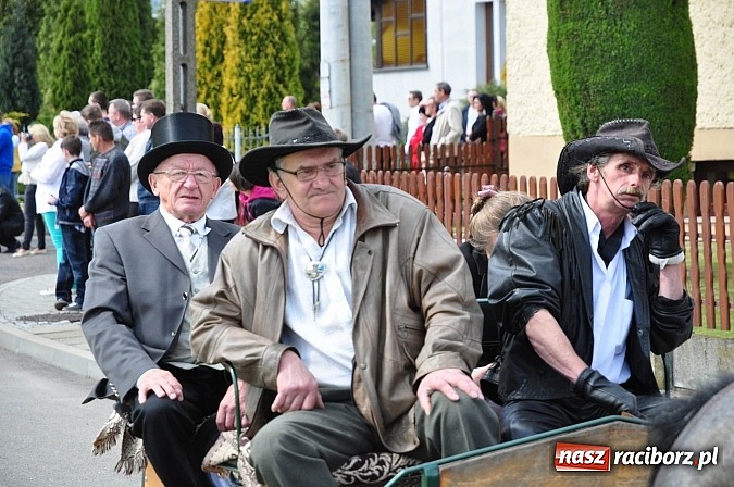 Zdjęcie w galerii na portalu naszraciborz.pl: Rekordowa procesja w Raciborzu-Sudole. Premier Jerzy Buzek na czele wiadomości z regionu