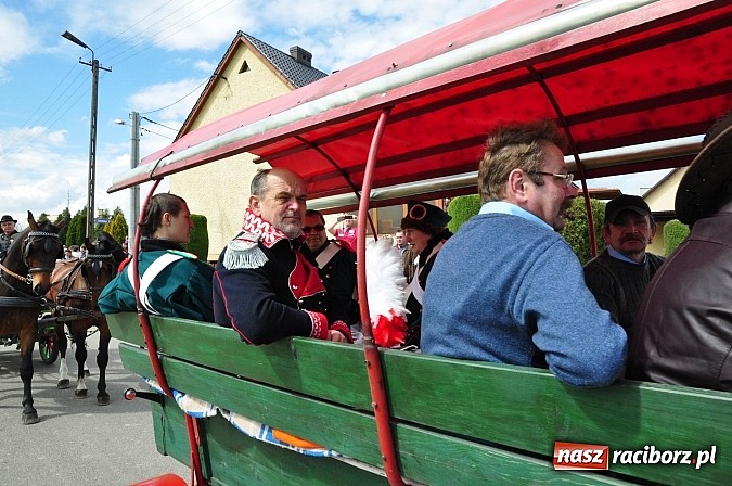 Zdjęcie w galerii na portalu naszraciborz.pl: Rekordowa procesja w Raciborzu-Sudole. Premier Jerzy Buzek na czele wiadomości z regionu