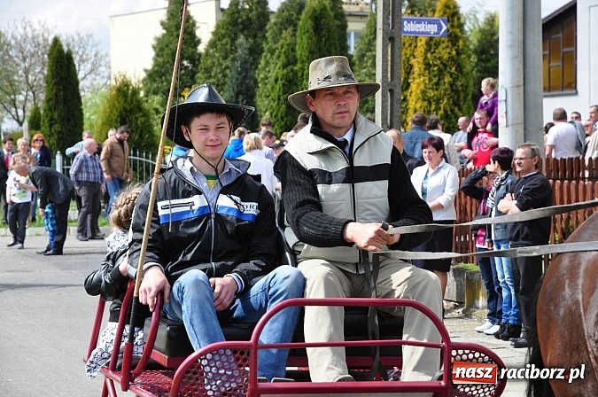 Zdjęcie w galerii na portalu naszraciborz.pl: Rekordowa procesja w Raciborzu-Sudole. Premier Jerzy Buzek na czele wiadomości z regionu