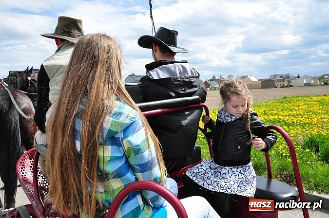 Zdjęcie w galerii na portalu naszraciborz.pl: Rekordowa procesja w Raciborzu-Sudole. Premier Jerzy Buzek na czele wiadomości z regionu