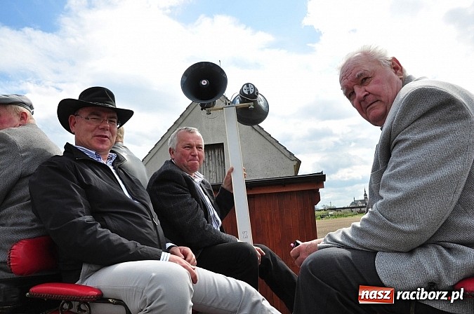 Zdjęcie w galerii na portalu naszraciborz.pl: Rekordowa procesja w Raciborzu-Sudole. Premier Jerzy Buzek na czele wiadomości z regionu