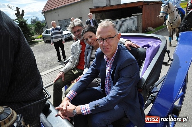 Zdjęcie w galerii na portalu naszraciborz.pl: Rekordowa procesja w Raciborzu-Sudole. Premier Jerzy Buzek na czele wiadomości z regionu