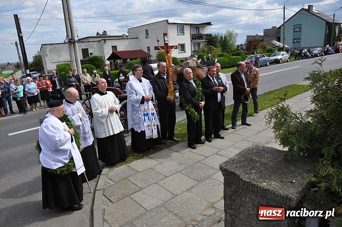 Zdjęcie w galerii na portalu naszraciborz.pl: Rekordowa procesja w Raciborzu-Sudole. Premier Jerzy Buzek na czele wiadomości z regionu