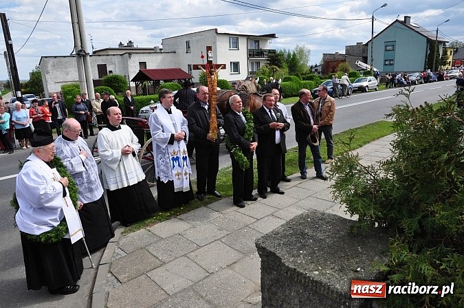 Zdjęcie w galerii na portalu naszraciborz.pl: Rekordowa procesja w Raciborzu-Sudole. Premier Jerzy Buzek na czele wiadomości z regionu