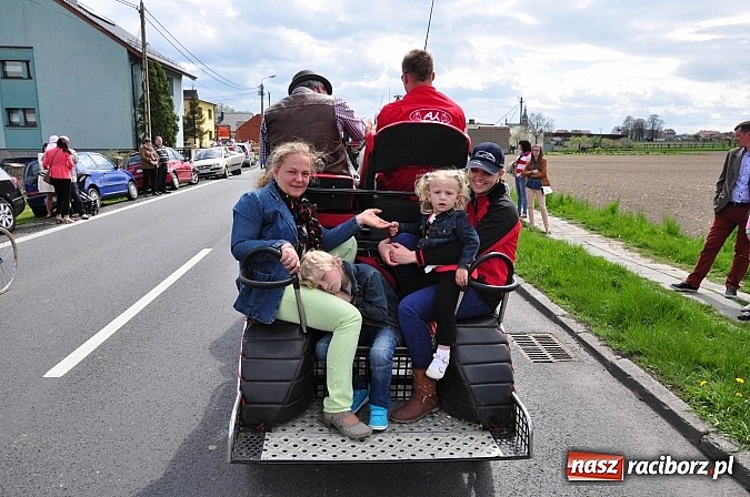 Zdjęcie w galerii na portalu naszraciborz.pl: Rekordowa procesja w Raciborzu-Sudole. Premier Jerzy Buzek na czele wiadomości z regionu