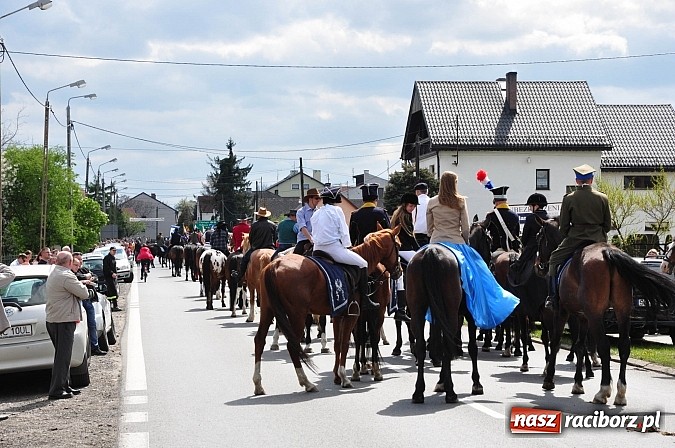 Zdjęcie w galerii na portalu naszraciborz.pl: Rekordowa procesja w Raciborzu-Sudole. Premier Jerzy Buzek na czele wiadomości z regionu