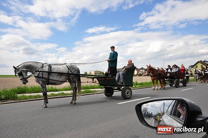 Zdjęcie w galerii na portalu naszraciborz.pl: Rekordowa procesja w Raciborzu-Sudole. Premier Jerzy Buzek na czele wiadomości z regionu