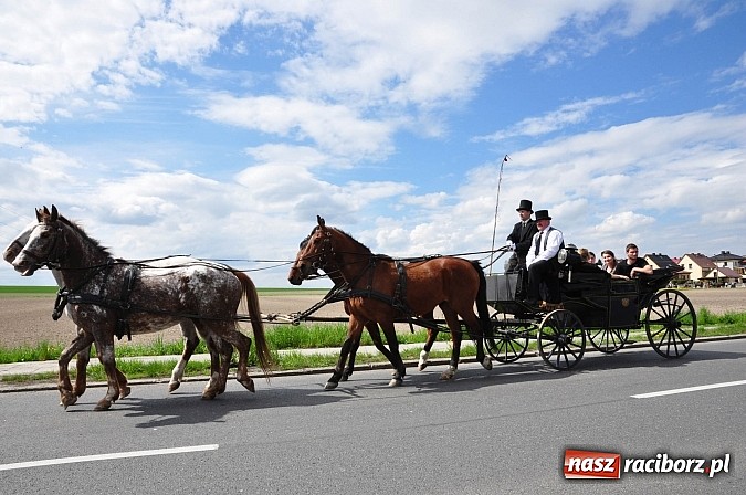 Zdjęcie w galerii na portalu naszraciborz.pl: Rekordowa procesja w Raciborzu-Sudole. Premier Jerzy Buzek na czele wiadomości z regionu