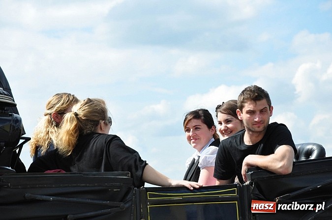 Zdjęcie w galerii na portalu naszraciborz.pl: Rekordowa procesja w Raciborzu-Sudole. Premier Jerzy Buzek na czele wiadomości z regionu