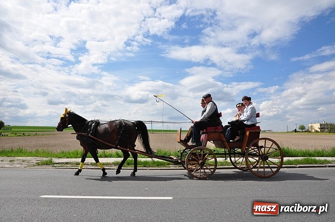 Zdjęcie w galerii na portalu naszraciborz.pl: Rekordowa procesja w Raciborzu-Sudole. Premier Jerzy Buzek na czele wiadomości z regionu