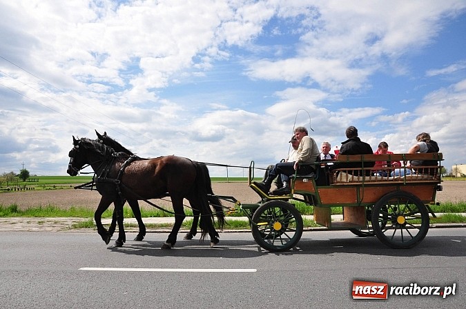Zdjęcie w galerii na portalu naszraciborz.pl: Rekordowa procesja w Raciborzu-Sudole. Premier Jerzy Buzek na czele wiadomości z regionu
