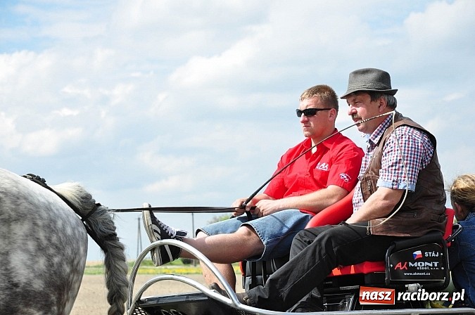 Zdjęcie w galerii na portalu naszraciborz.pl: Rekordowa procesja w Raciborzu-Sudole. Premier Jerzy Buzek na czele wiadomości z regionu